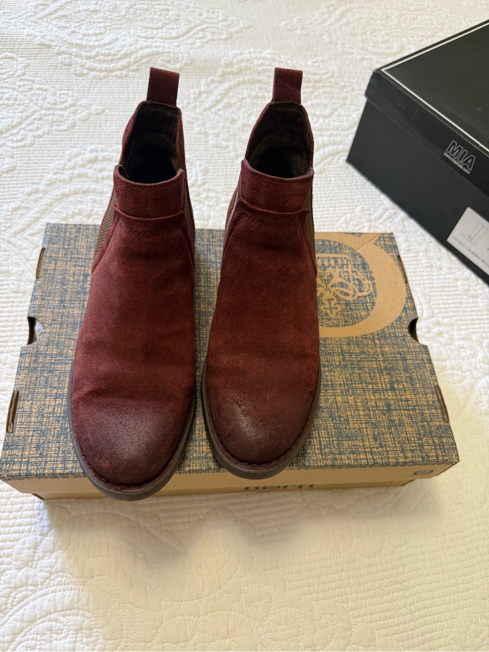 Born Men's Chukka Boots in Burgundy Suede
